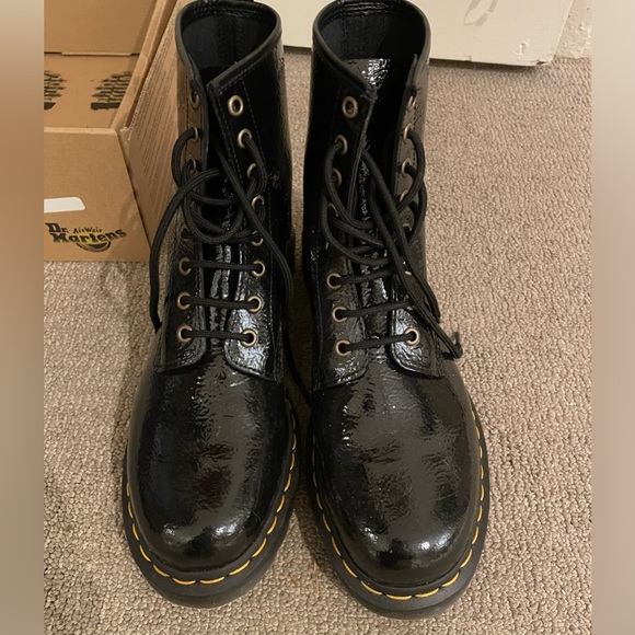 Dr Martens Distressed Patent Leather 8 Hole Docs Black Sz 9 - Picture 3 of 7